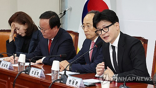 국민의힘 한동훈 대표(오른쪽)가 5일 오전 국회에서 열린 최고위원회의에서 발언하고 있다.   [연합뉴스]